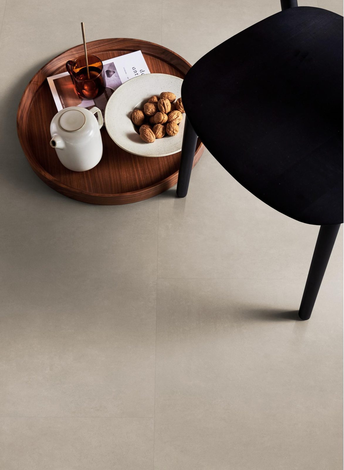 VTWONEN pvc klik tegel/betonlook Basic Sand – sfeerfoto