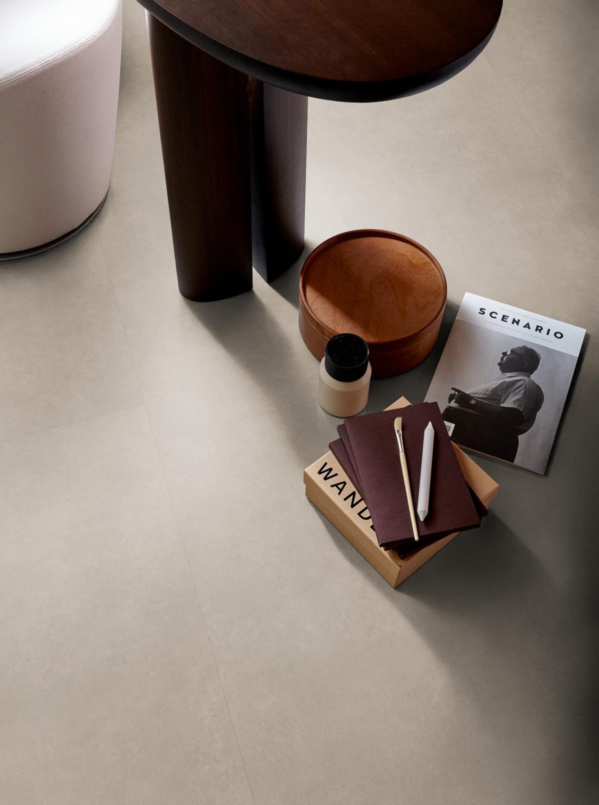 VTWONEN pvc klik tegel/betonlook Basic Sand – sfeerfoto