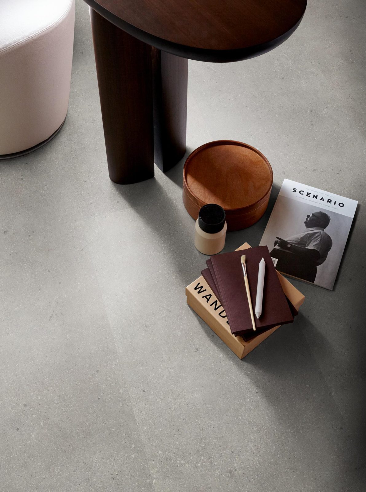 VTWONEN pvc klik tegel/betonlook Composite Light grey – sfeerfoto