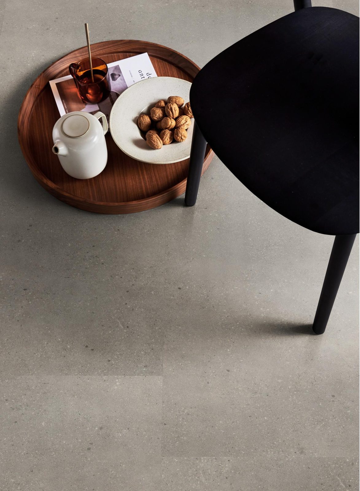 VTWONEN pvc klik tegel/betonlook Composite Warm grey – sfeerfoto