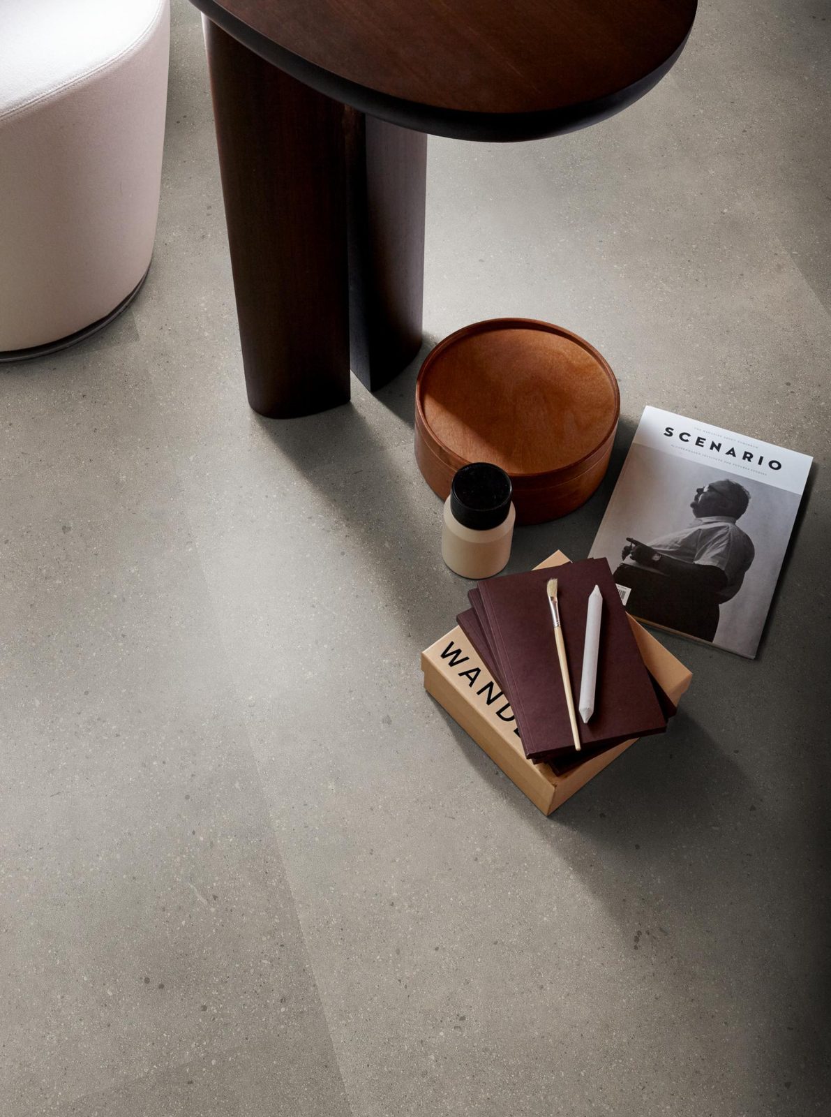 VTWONEN pvc klik tegel/betonlook Composite Warm grey – sfeerfoto