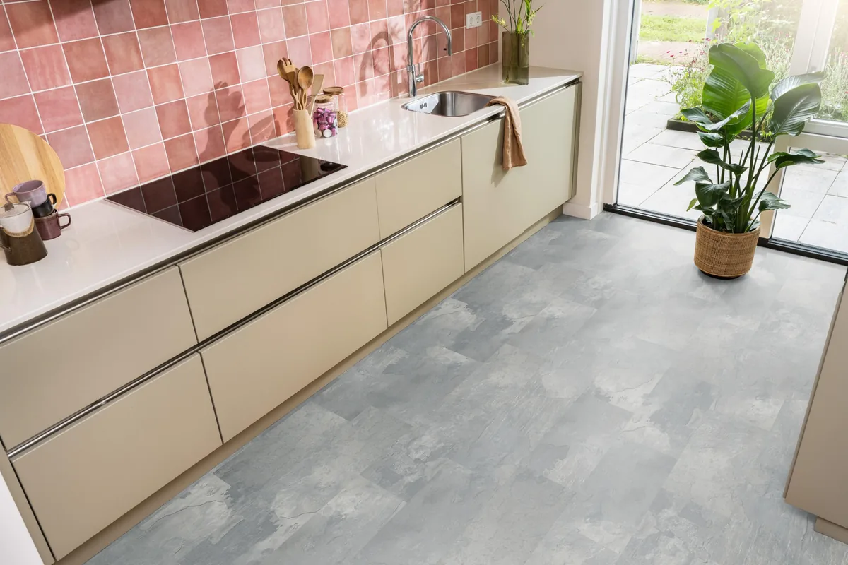 Madison Square Aqua / Expression Aqua middengrijs, tegellaminaat met natuursteenlook in een keuken met roze tegelwand en openslaande tuindeuren