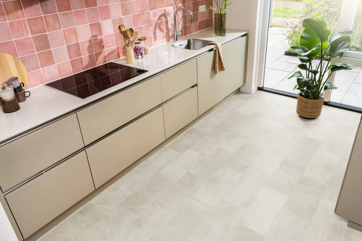 Madison Square Aqua / Expression Aqua grijsbruin, tegellaminaat met natuursteenlook in een keuken met roze tegelwand en openslaande tuindeuren