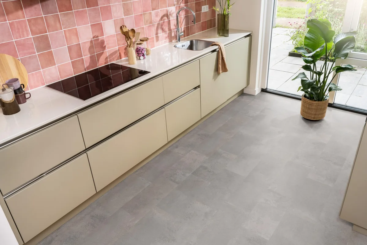 Madison Square Aqua / Expression Aqua grijs, tegellaminaat met natuursteenlook in een keuken met roze tegelwand en openslaande tuindeuren