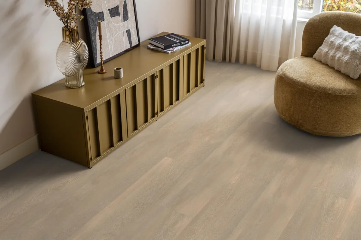 East Village / Arnstadt natuur eiken, laminaat in een woonkamer met een okergeel dressoir en een ronde fauteuil