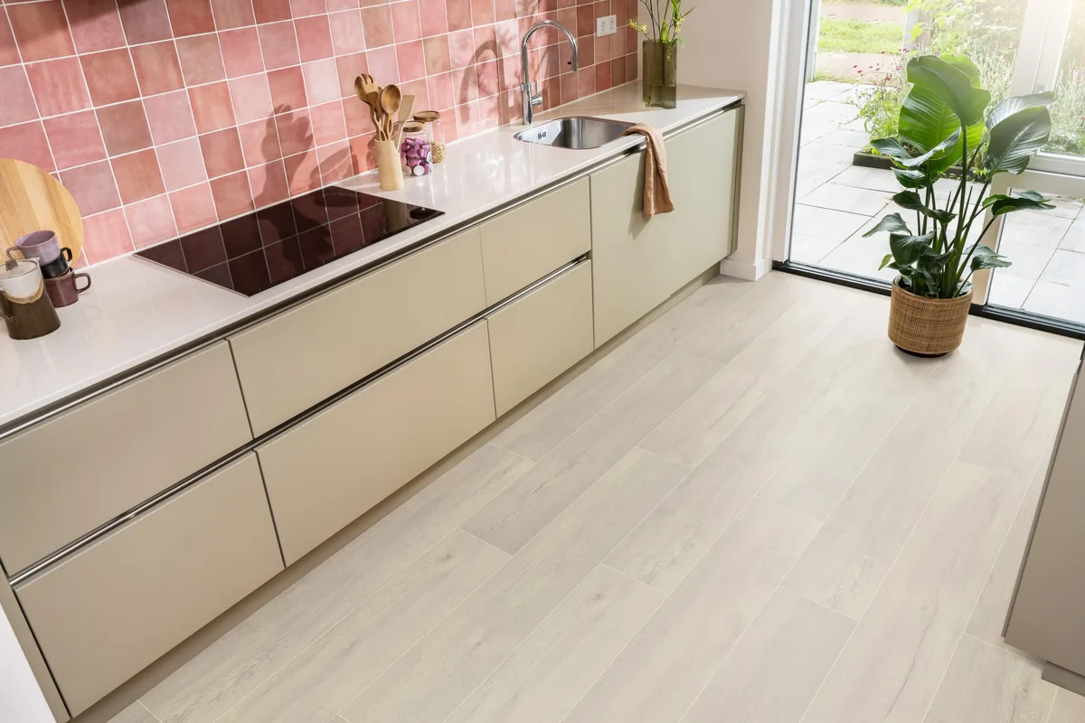Union Square / Saarland wit eiken, laminaat in een keuken met roze tegelwand en openslaande tuindeuren