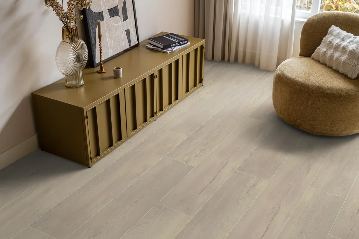 Union Square / Saarland wit eiken, laminaat in een woonkamer met een okergeel dressoir en een ronde fauteuil