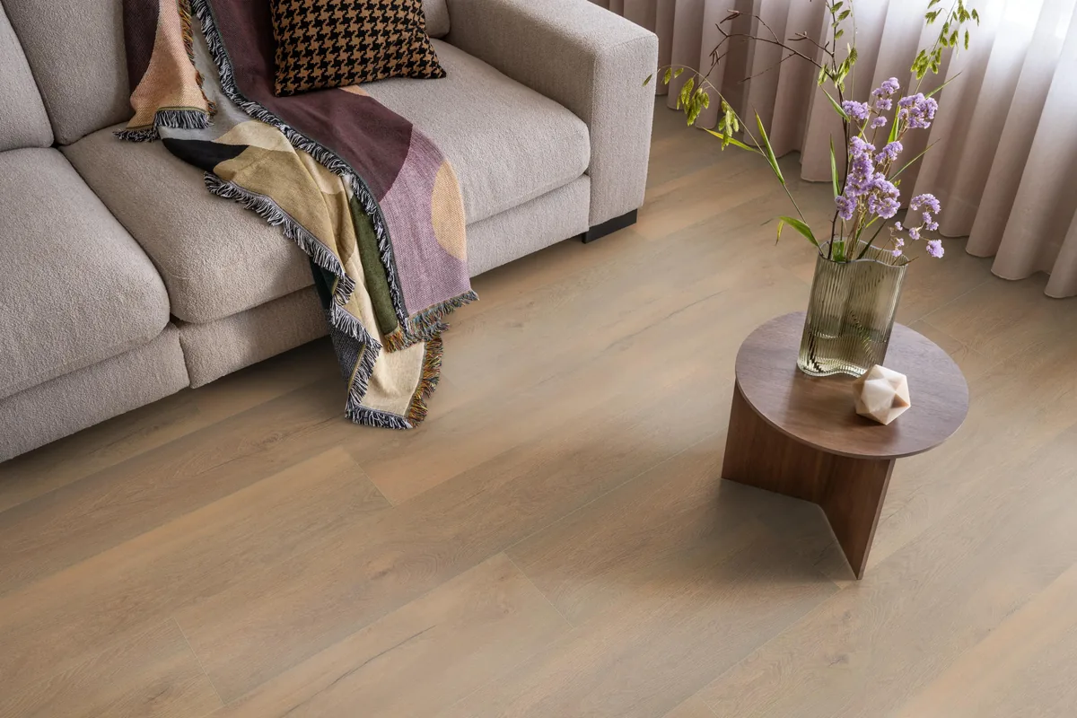 Union Square / Saarland natuur eiken, laminaat in een woonkamer met een lichte bank en een houten bijzettafel