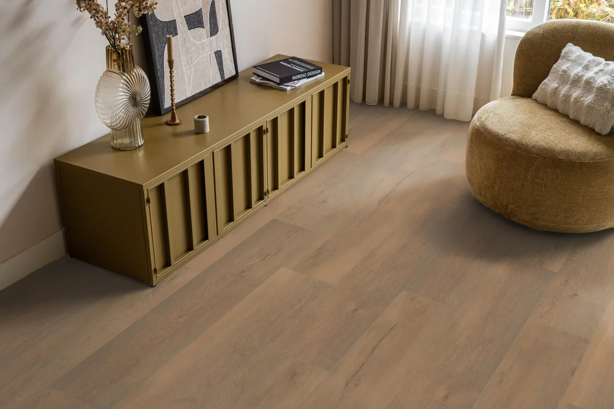 Union Square / Saarland natuur eiken, laminaat in een woonkamer met een okergeel dressoir en een ronde fauteuil
