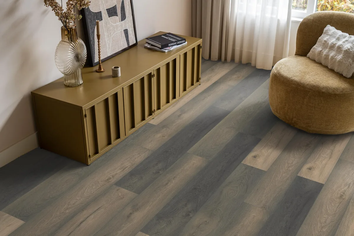 Midwood / Saksen titan eiken, laminaat in een woonkamer met een okergeel dressoir en een ronde fauteuil