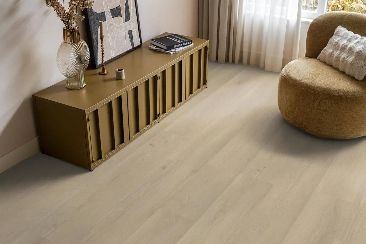 Gramercy Square / Marano beige eiken, laminaat in een woonkamer met een okergeel dressoir en een ronde fauteuil