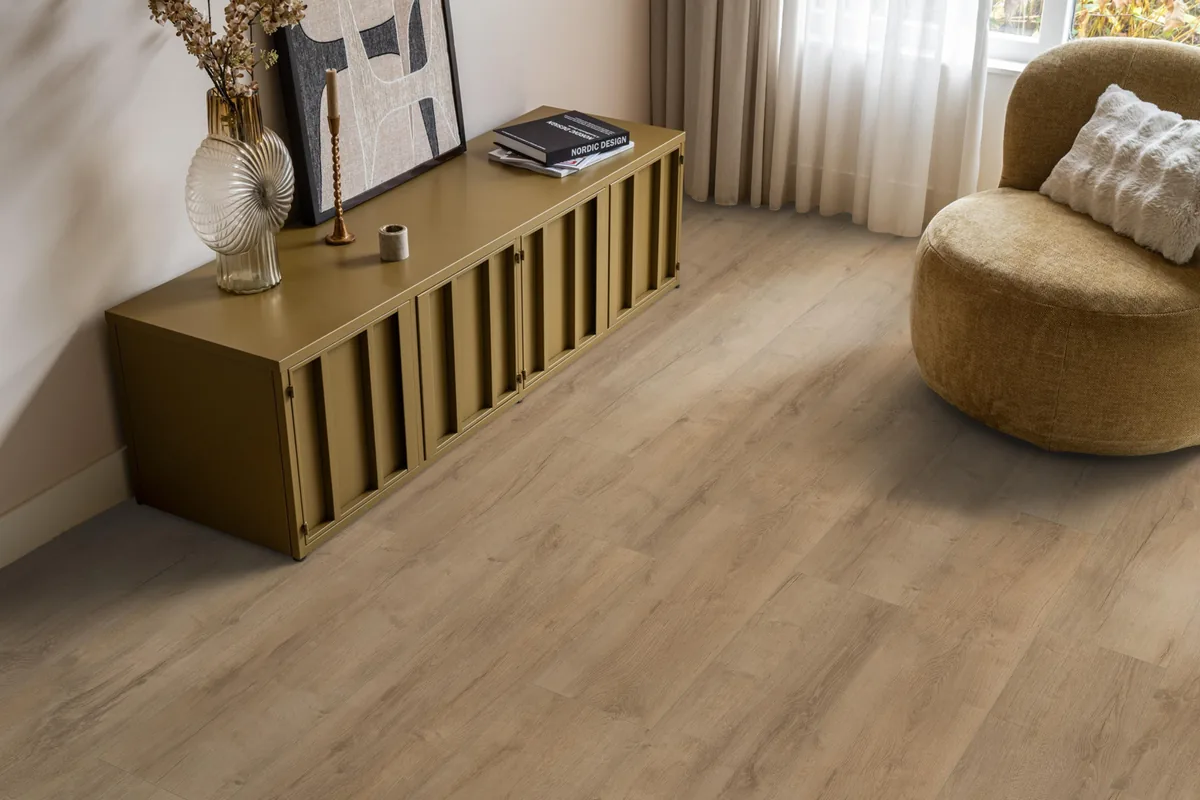 Sunnyside / Superior oak licht eiken, laminaat in een woonkamer met een okergeel dressoir en een ronde fauteuil