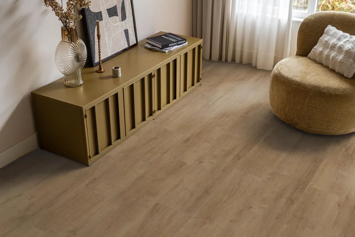 Sunnyside / Superior oak lichtbruin eiken, laminaat in een woonkamer met een okergeel dressoir en een ronde fauteuil