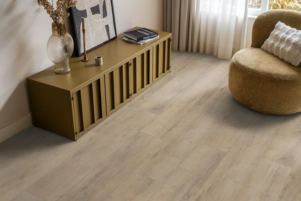 Sunnyside / Superior oak beige eiken, laminaat in een woonkamer met een okergeel dressoir en een ronde fauteuil