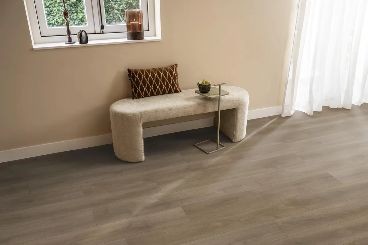 Woodside / Sunny oak smoky eiken, laminaat in een hal, met een bankje onder het raam en zonlicht over de vloer