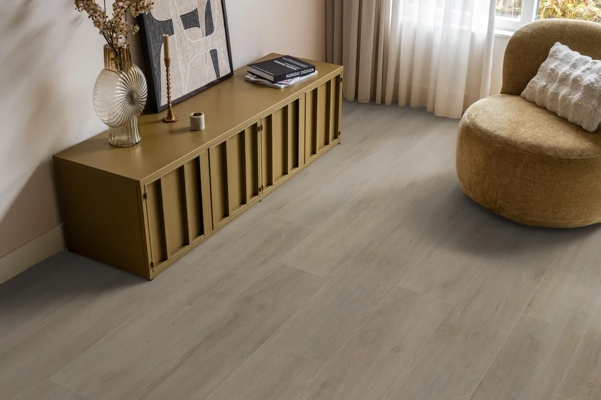 Norwood / Prestige oak grijsbruin eiken, laminaat in een woonkamer met een okergeel dressoir en een ronde fauteuil