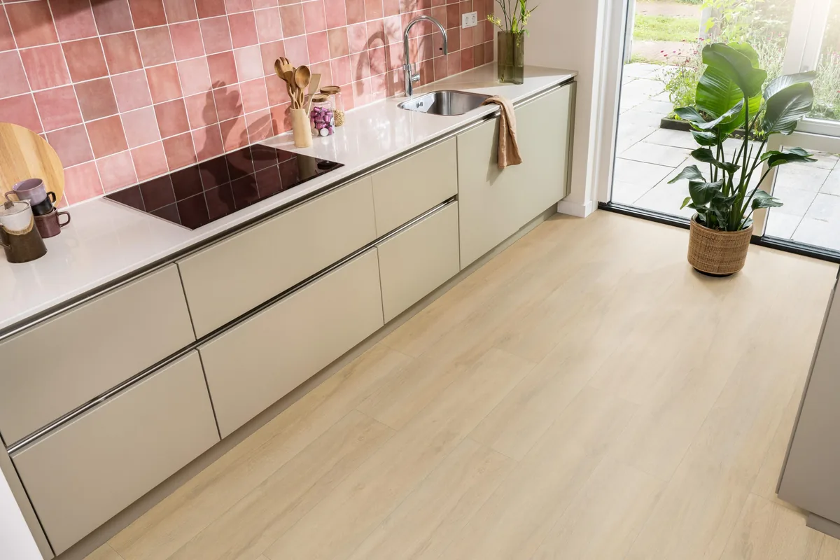 Norwood / Prestige oak natuur eiken, laminaat in een keuken met roze tegelwand en openslaande tuindeuren