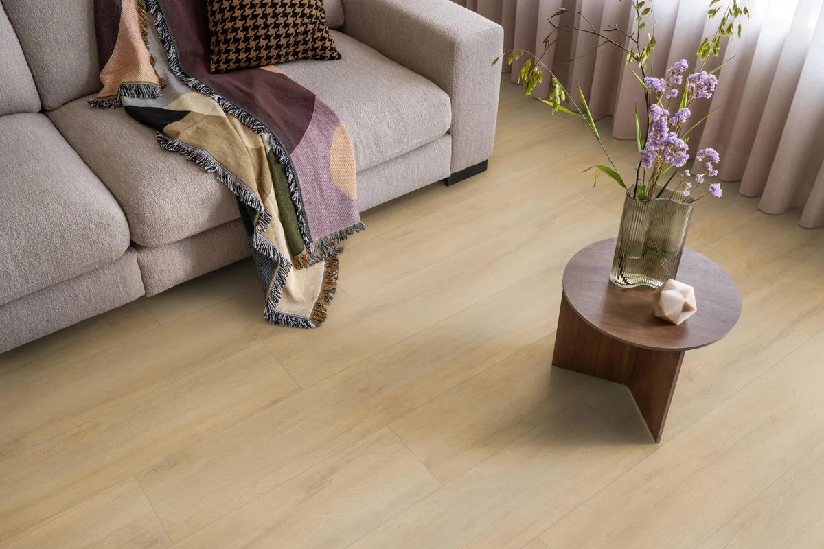 Norwood / Prestige oak natuur eiken, laminaat in een woonkamer met een lichte bank en een houten bijzettafel