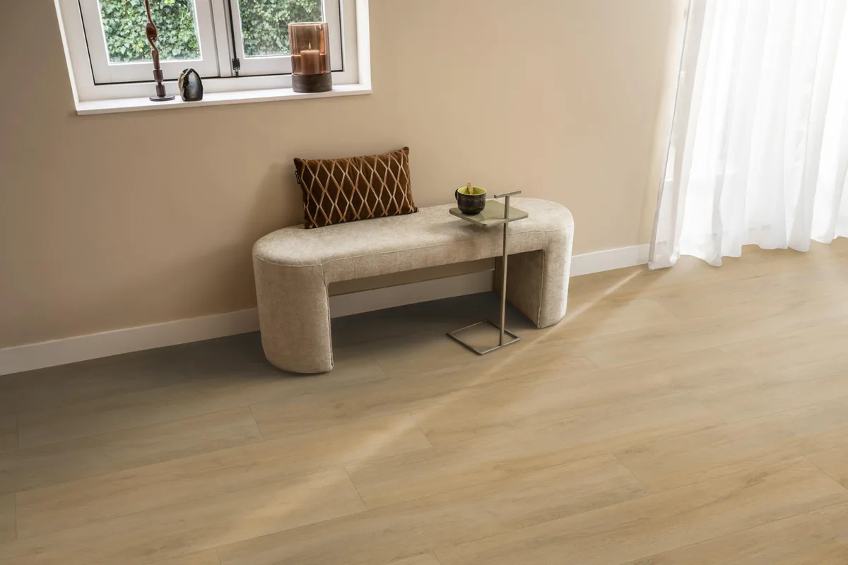 Norwood / Prestige oak natuur eiken, laminaat in een hal, met een bankje onder het raam en zonlicht over de vloer