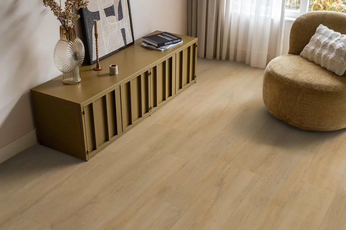 Norwood / Prestige oak natuur eiken, laminaat in een woonkamer met een okergeel dressoir en een ronde fauteuil
