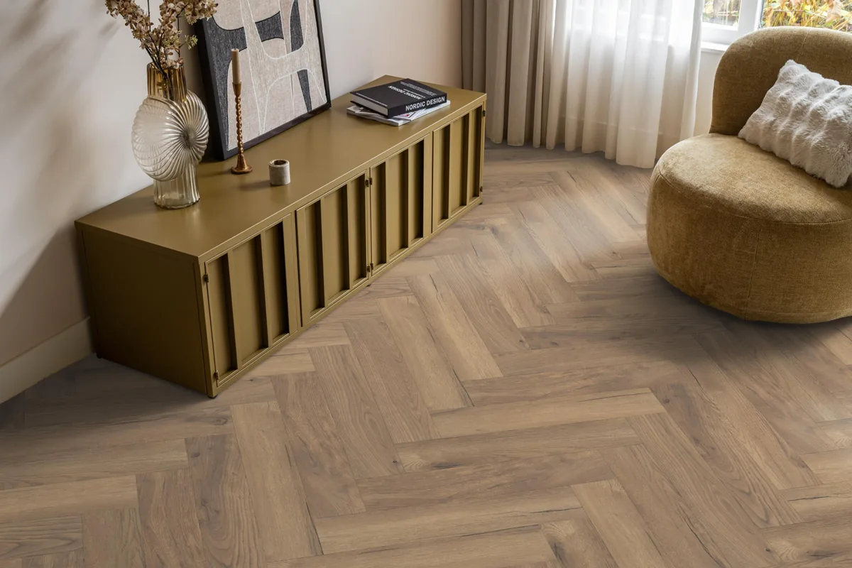 Bayside / Marquant eiken natuur, visgraat laminaat in een woonkamer met een okergeel dressoir en een ronde fauteuil