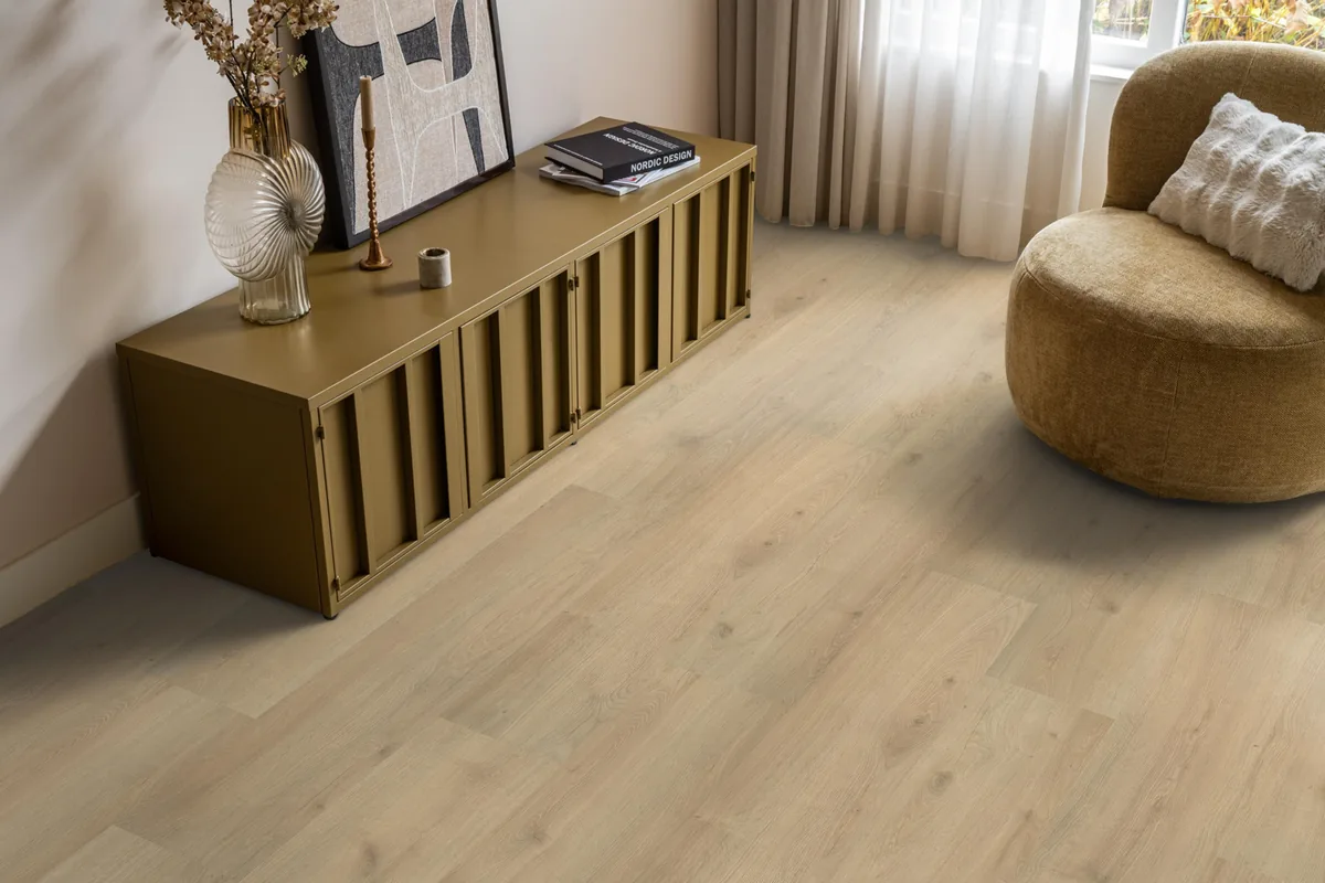 Forest Hills / Aachen beige eiken, laminaat in een woonkamer met een okergeel dressoir en een ronde fauteuil