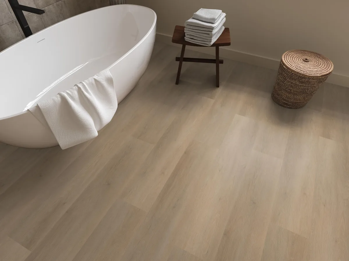 Newham / Sentima Beige, klik pvc in een badkamer, met een vrijstaand bad en een rieten wasmand