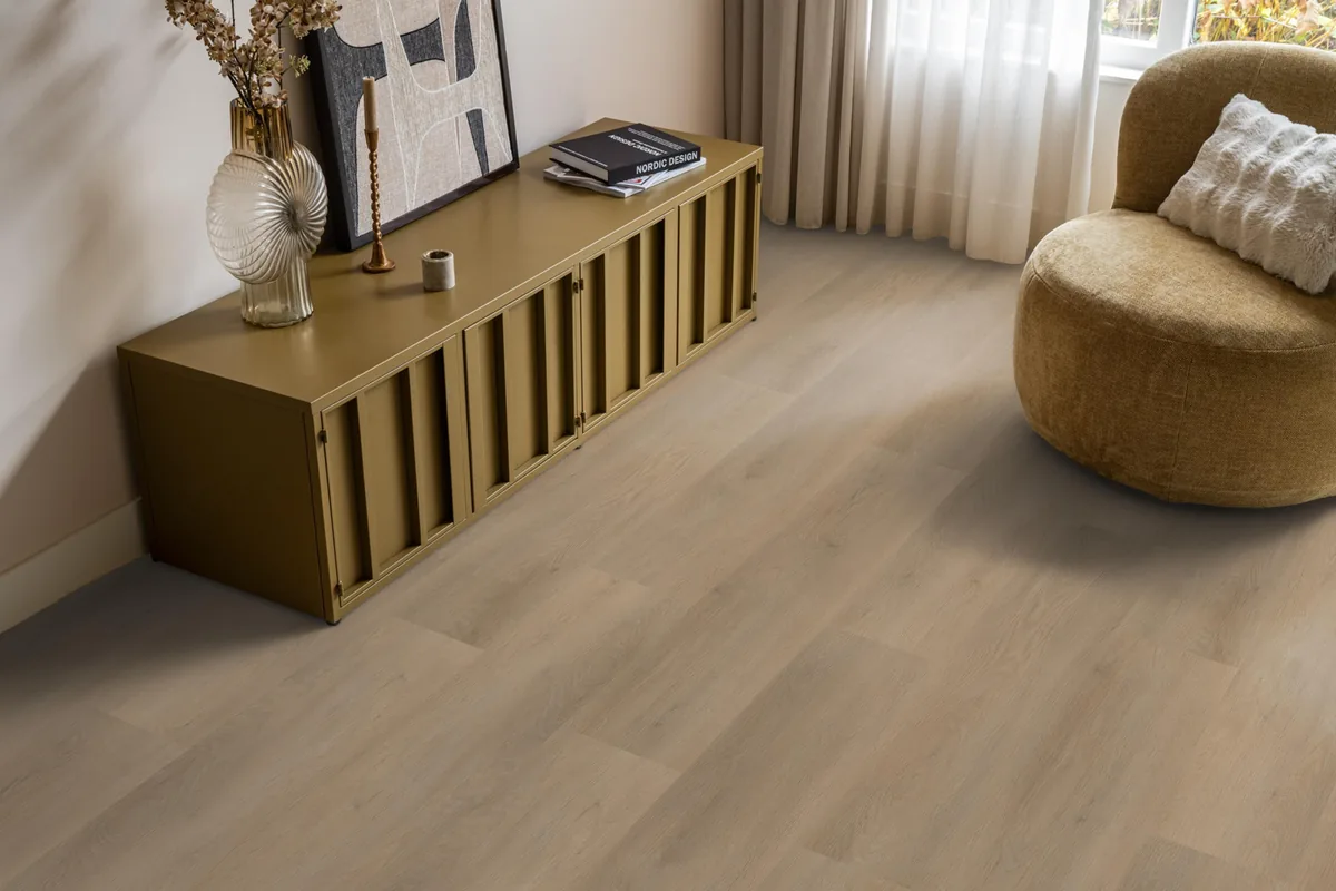 Newham / Sentima Beige, klik pvc in een woonkamer, met een okergeel dressoir en een ronde fauteuil