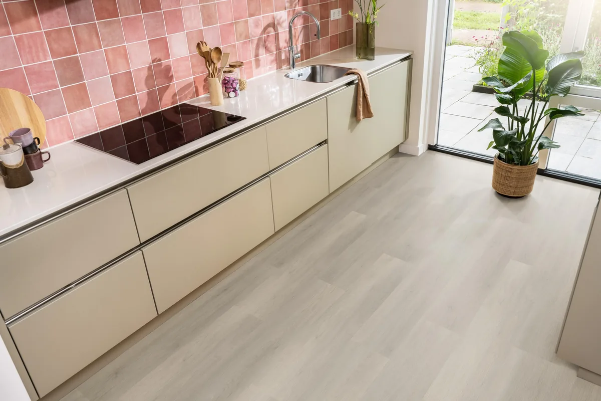 Newham / Sentima Smoky, klik pvc in een keuken met een roze tegelwand en openslaande tuindeuren