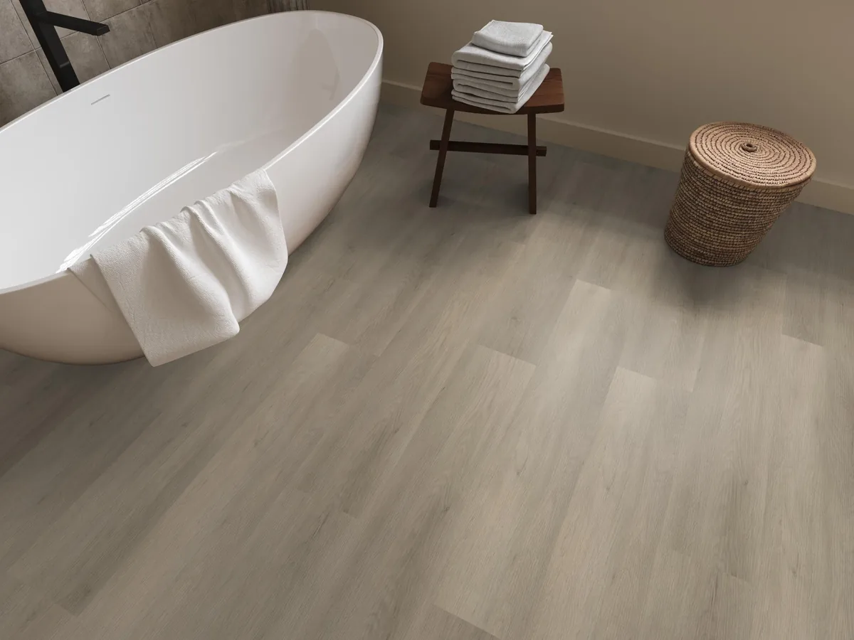 Newham / Sentima Smoky, klik pvc in een badkamer, met een vrijstaand bad en een rieten wasmand