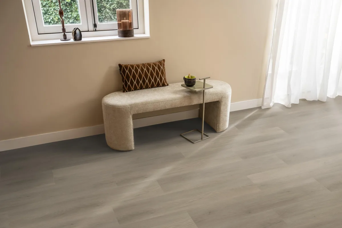 Newham / Sentima Smoky, klik pvc in een hal, met een bankje onder het raam en zonlicht over de vloer