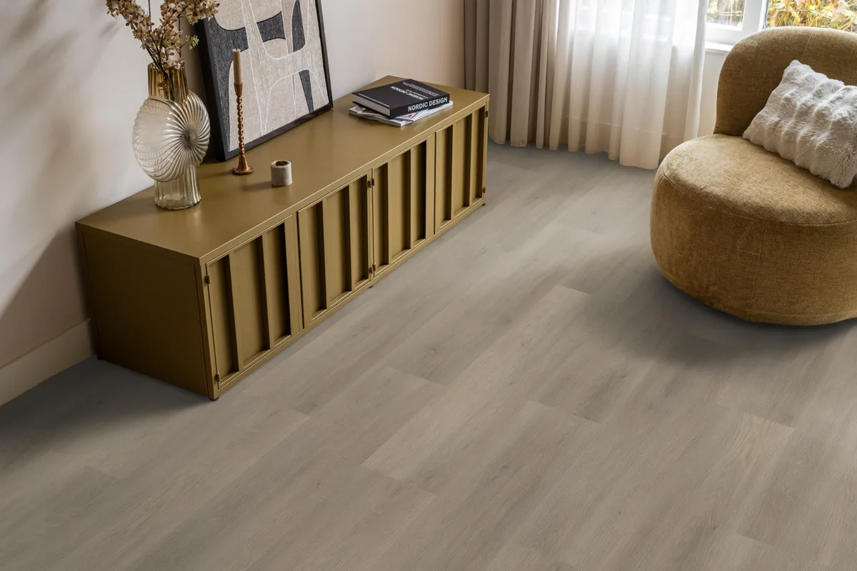 Newham / Sentima Smoky, klik pvc in een woonkamer, met een okergeel dressoir en een ronde fauteuil