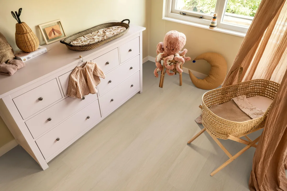 Brentford / Soleno Natural, plak pvc in een babykamer, met een witte commode en een rieten wieg
