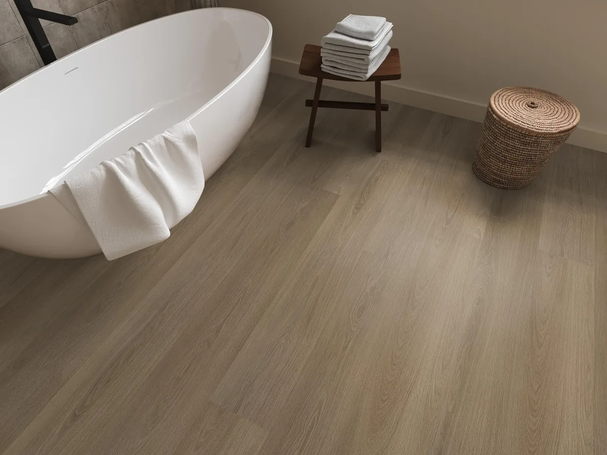 Brentford / Soleno Dark oak, plak pvc in een badkamer, met een vrijstaand bad en een rieten wasmand