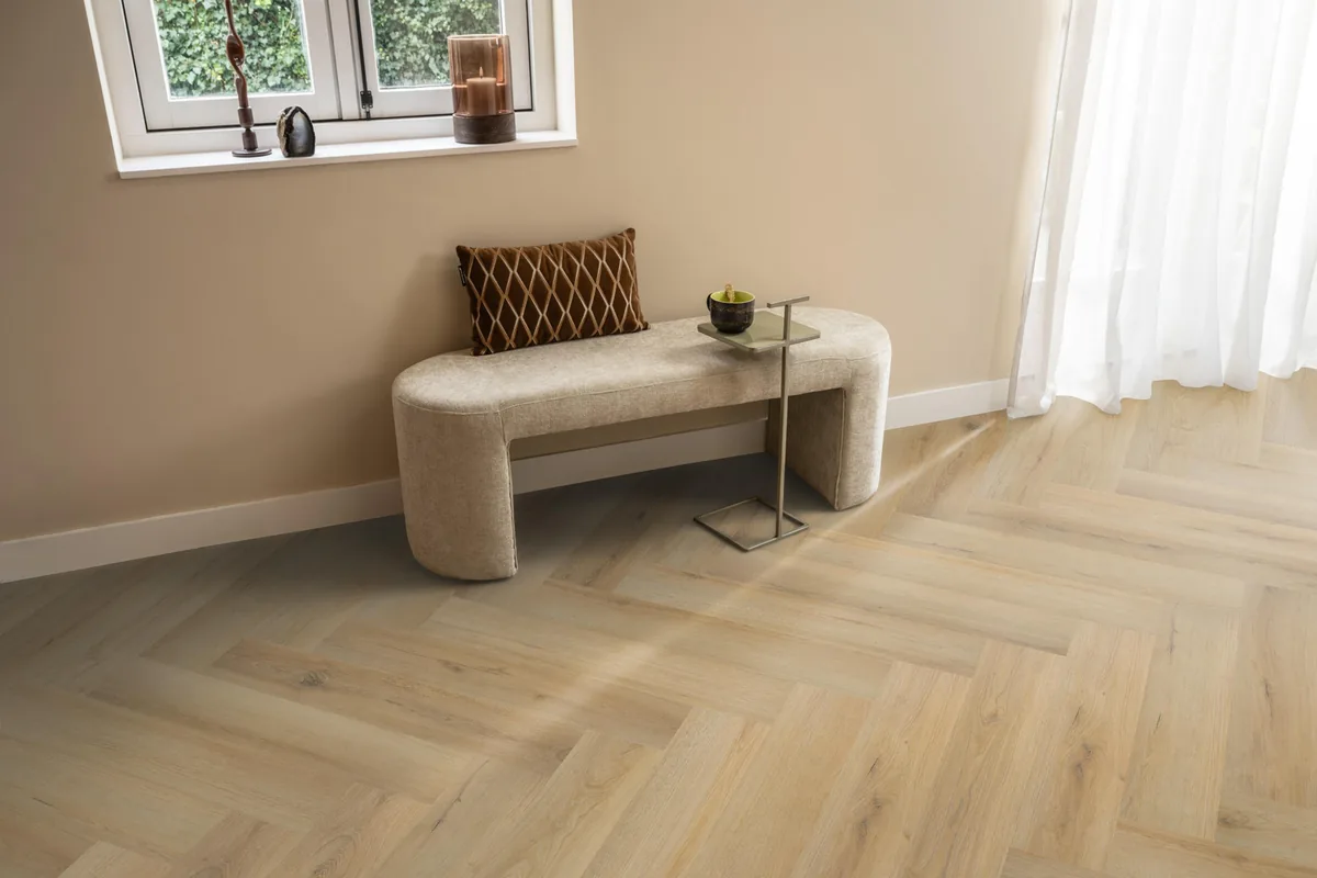 Greenford / Valento Natural, visgraat plak pvc in een hal, met een bankje onder het raam en zonlicht over de vloer