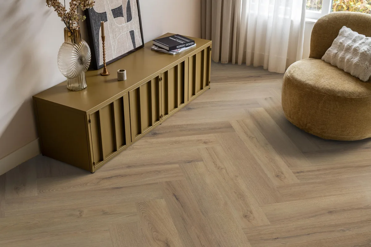 Greenford / Valento Light brown, visgraat plak pvc in een woonkamer, met een okergeel dressoir en een ronde fauteuil
