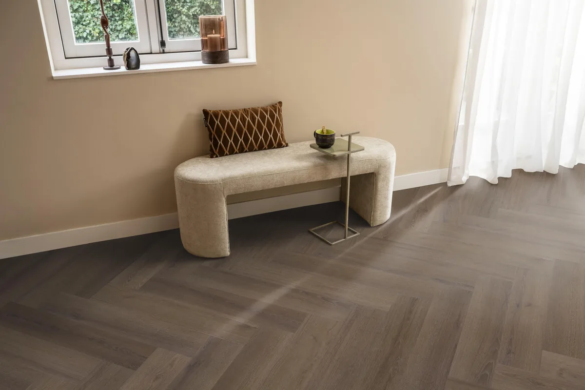 Greenford / Valento Brown, visgraat plak pvc in een hal, met een bankje onder het raam en zonlicht over de vloer