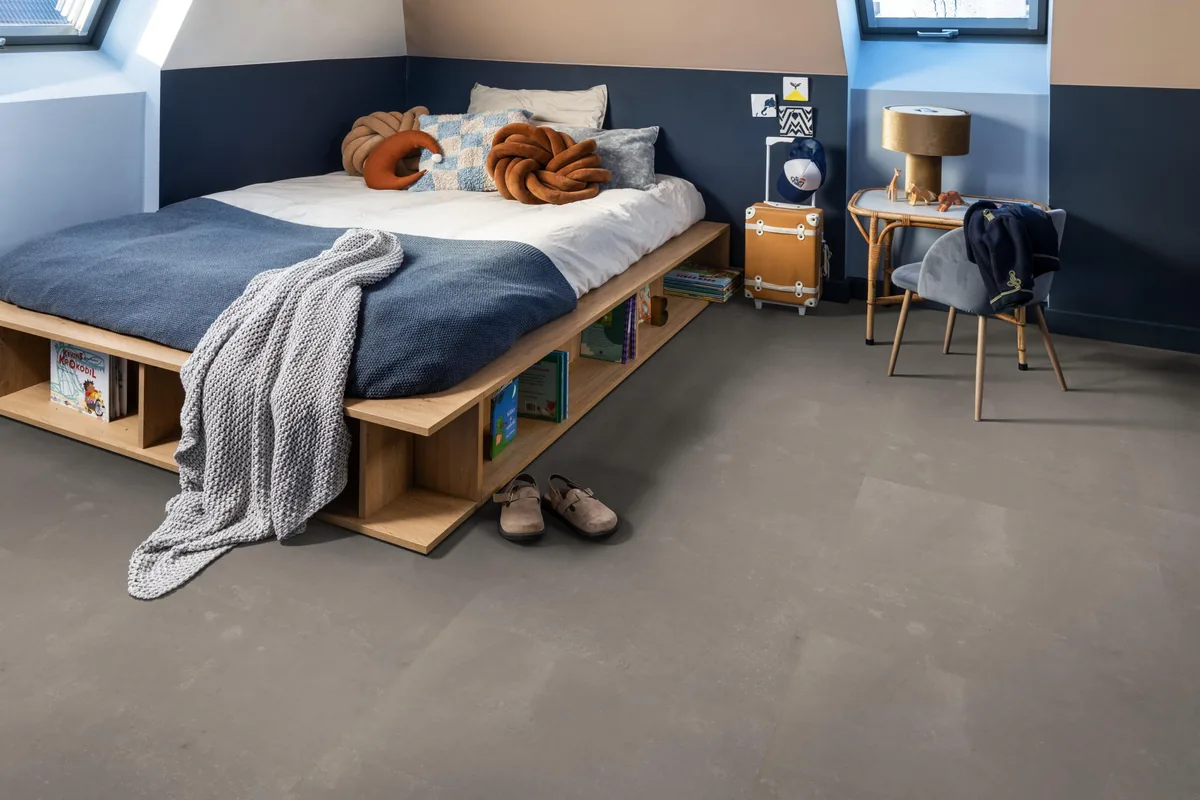 Westminster / Piero taupe, plak pvc in een slaapkamer onder een schuin dak, met een houten bedombouw en sloffen ervoor
