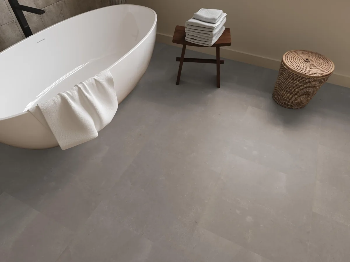Westminster / Piero taupe, plak pvc in een badkamer, met een vrijstaand bad en een rieten wasmand