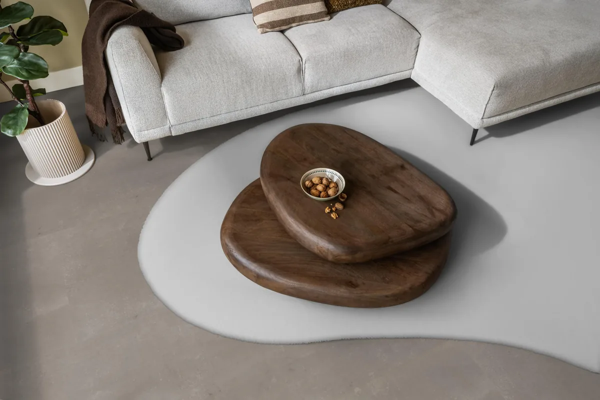 Westminster / Piero taupe, plak pvc in een woonkamer, met een lichte hoekbank en een wit vloerkleed