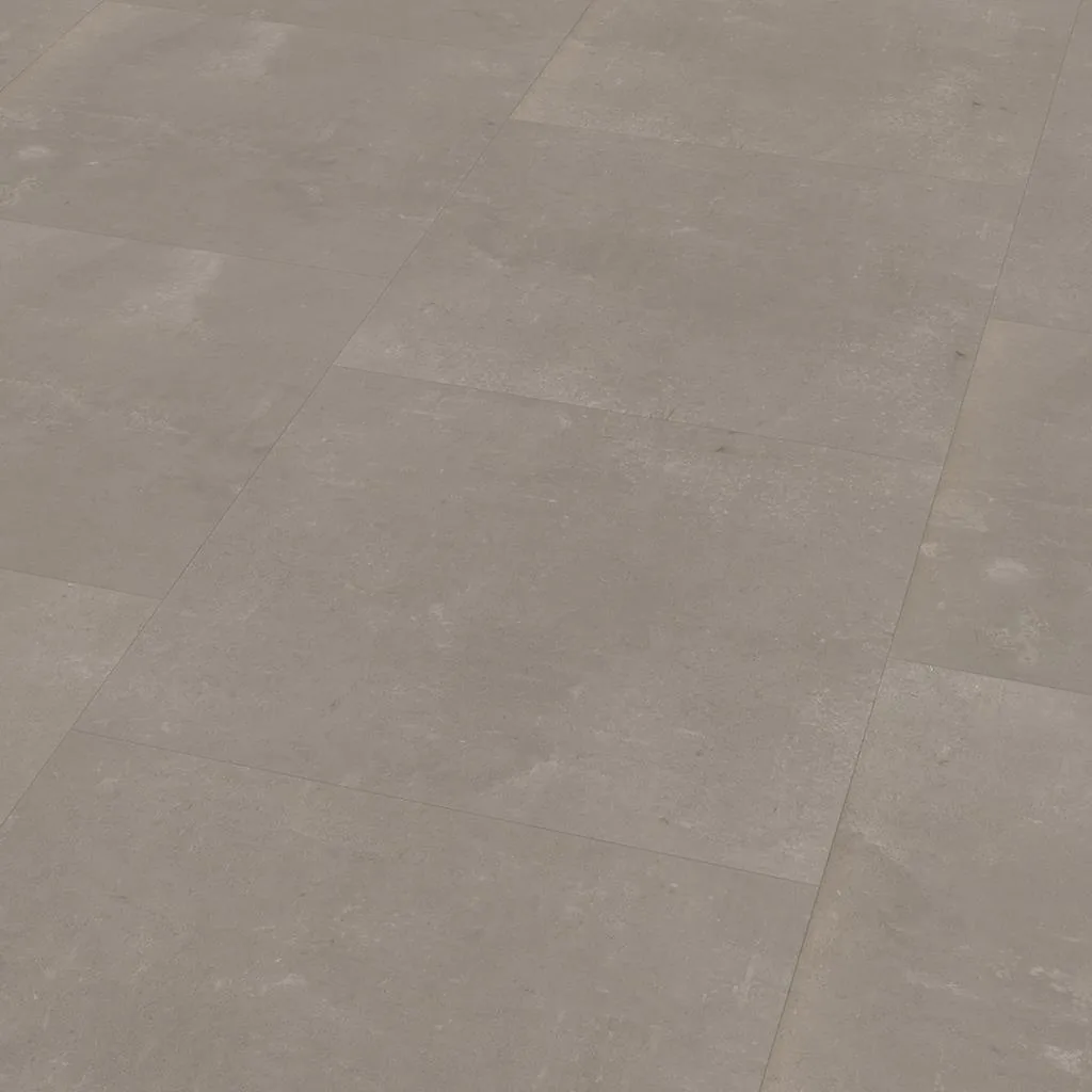 Westminster / Piero taupe, plak pvc van dichtbij in een hoek, met een wit stoeltje en een koperen bijzettafel