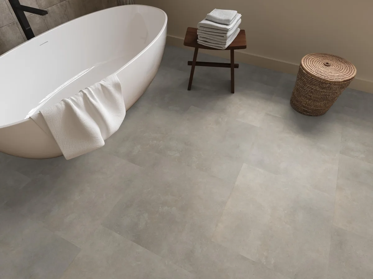 Victoria / Ceramo beige, plak pvc in een badkamer, met een vrijstaand bad en een rieten wasmand