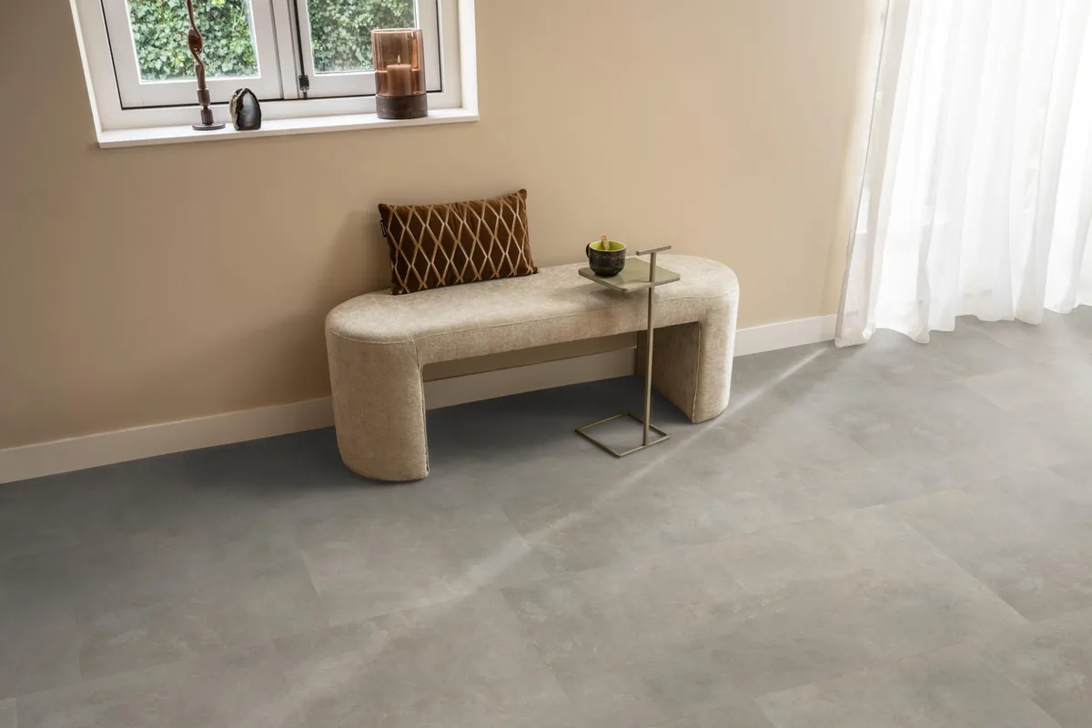 Victoria / Ceramo beige, plak pvc in een hal, met een bankje onder het raam en zonlicht over de vloer