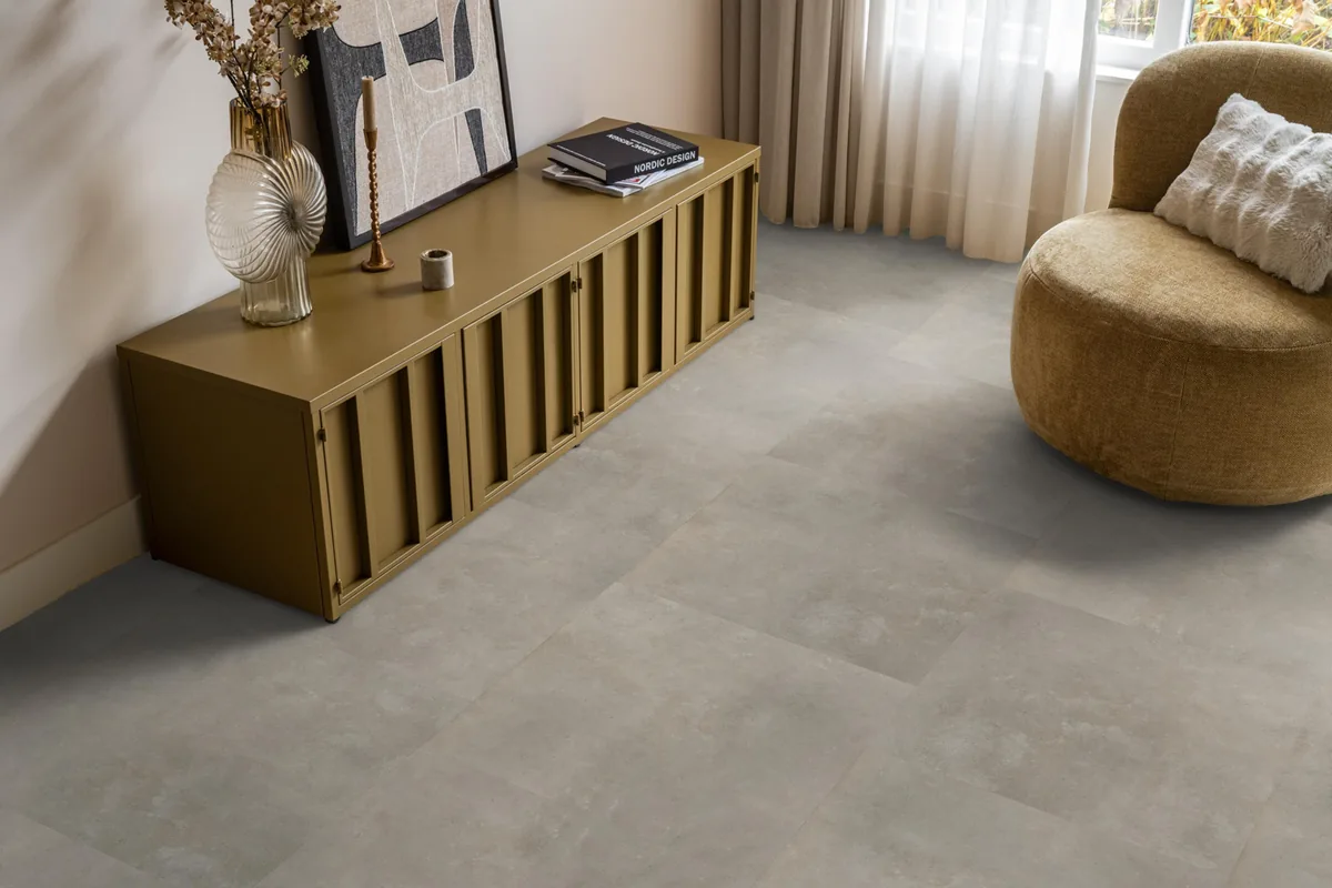 Victoria / Ceramo beige, plak pvc in een woonkamer, met een okergeel dressoir en een ronde fauteuil