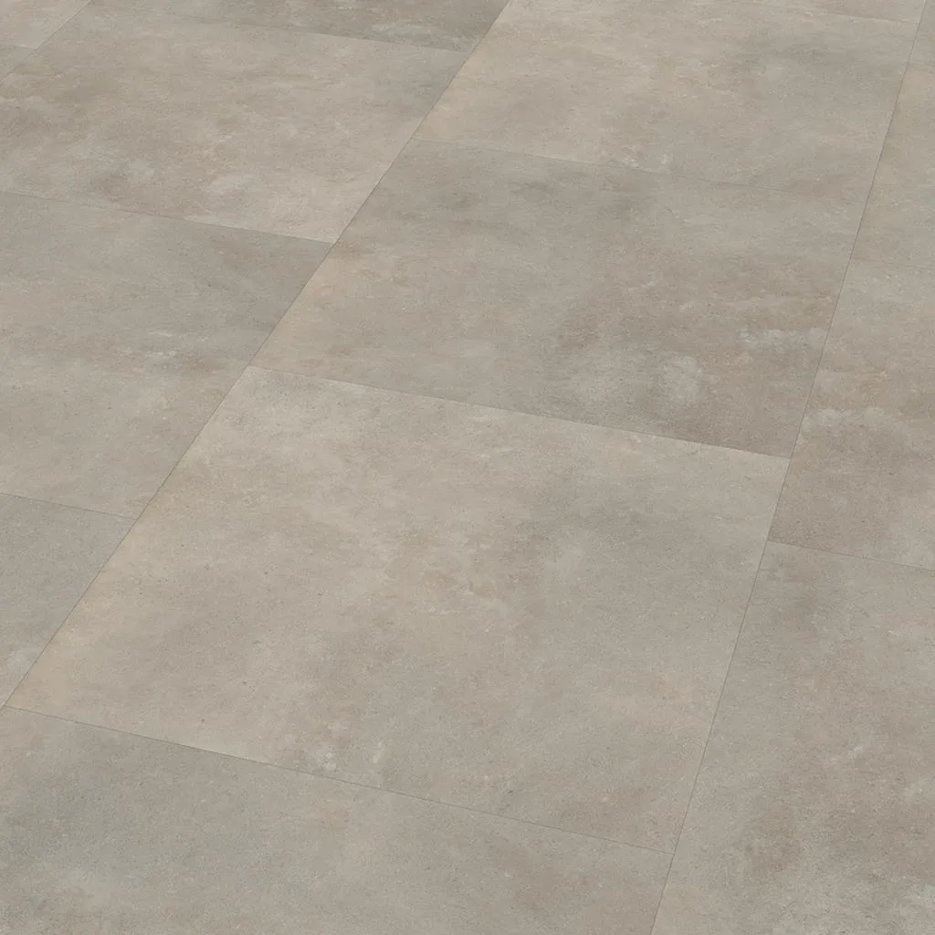 Victoria / Ceramo beige, plak pvc van dichtbij in een hoek, met een wit stoeltje en een koperen bijzettafel