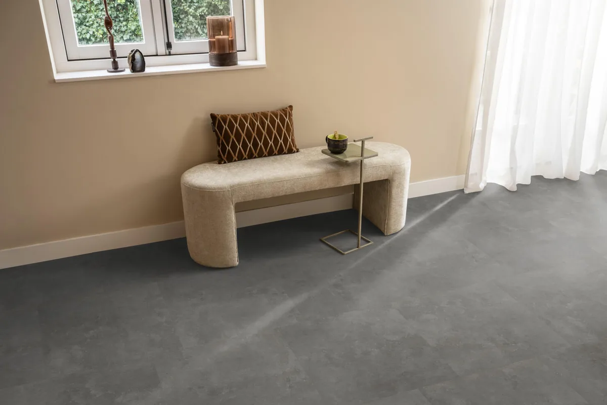 Victoria / Ceramo grey, plak pvc in een hal, met een bankje onder het raam en zonlicht over de vloer