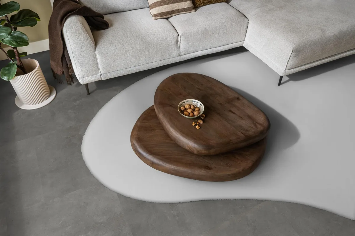Victoria / Ceramo grey, plak pvc in een woonkamer, met een lichte hoekbank en een wit vloerkleed