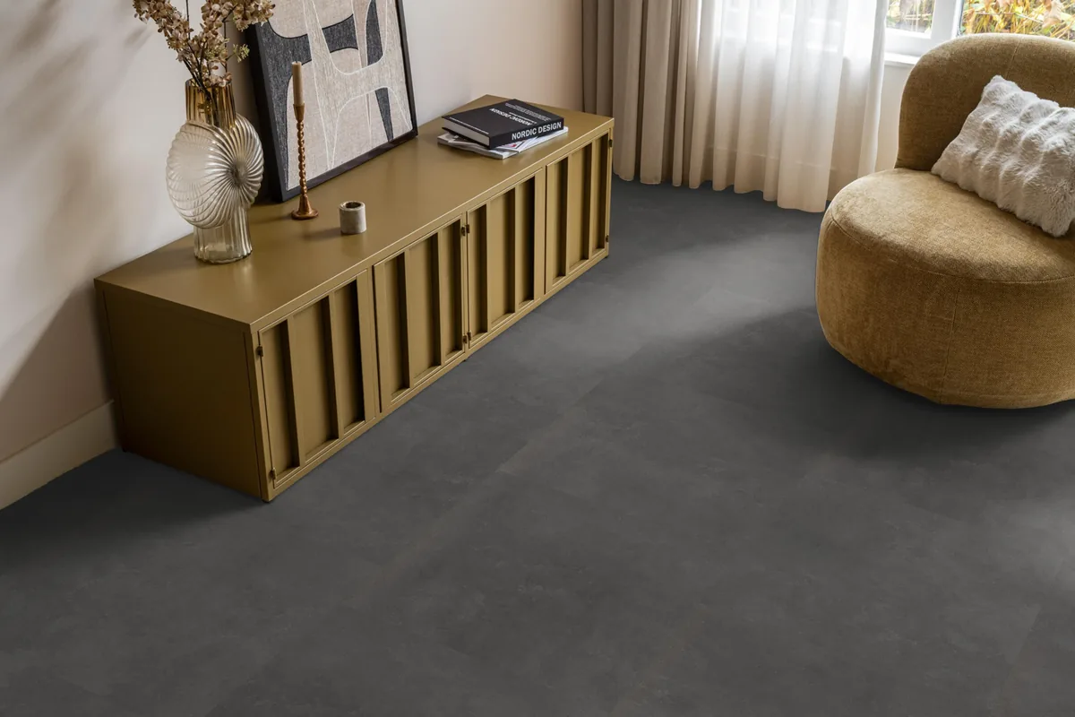 Victoria / Ceramo anthracite, plak pvc in een woonkamer, met een okergeel dressoir en een ronde fauteuil