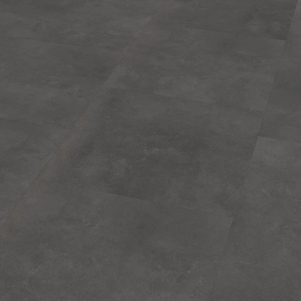 Victoria / Ceramo anthracite, plak pvc van dichtbij in een hoek, met een wit stoeltje en een koperen bijzettafel