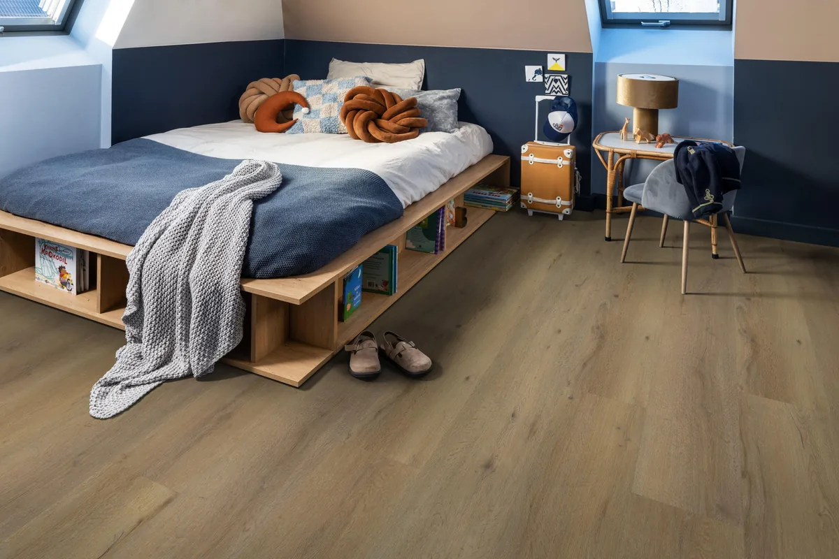 Leyton / Vivero dark oak, plak pvc in een slaapkamer onder een schuin dak, met een houten bedombouw en sloffen ervoor